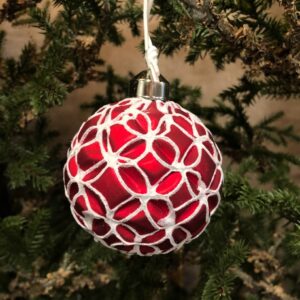 Kalėdų eglutės žaisliukas raudonas raštuotas kamuolys